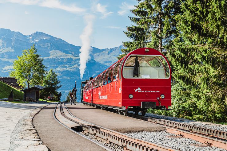 https://www.swissholidayco.com/portals/0/images/Regions/Bernese%20Oberland/Excursions/Brienzer%20Rothorn/Brienzer%20Rothorn%20train.jpg